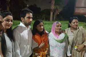 స్వర్ణ పతకంతో భారత్‌కు వినేశ్ ఫోగాట్: ఎయిర్‌పోర్ట్‌లోనే నిశ్చితార్థం