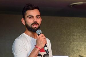 పాక్ జర్నలిస్టుకు కానుకిచ్చిన విరాట్ కోహ్లీ