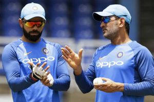 లెజెండ్ హోదాకి అతి సమీపంలో కోహ్లీ: ధోని ప్రశంసల వర్షం