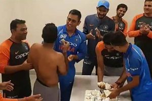 అంబటి రాయుడు బర్త్‌డే: రెచ్చిపోయిన ధోని (ఫోటోలు)