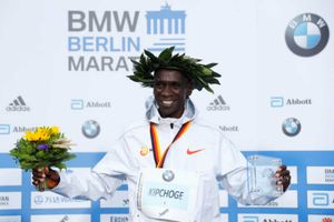 బెర్లిన్ మారథాన్‌: ప్రపంచ రికార్డు నెలకొల్పిన కెన్యా అథ్లెట్‌