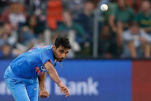 3 పరుగులకే 2 వికెట్లు: ఆరంభంలోనే పాక్‌కు షాకిచ్చిన భువనేశ్వర్