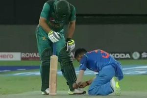 పాక్ క్రికెటర్ షూ లేస్ కట్టిన చాహల్, నెటిజన్ల విమర్శలు