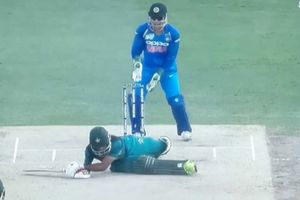 వినూత్నంగా ఔట్: ఫకార్ జమాన్ ఎల్బీపై ట్విట్టర్‌లో నెటిజన్ల జోకులు