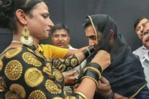 అభిమానం ముదిరింది.. హిజ్రాలతో కలిసిపోయిన గౌతం గంభీర్