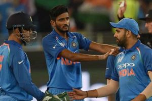 దుబాయిలో బంగ్లాతో మ్యచ్: ఫేవరేట్‌గా టీమిండియా, లైనప్‌లో ధోని ముందుకు