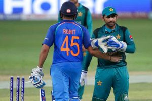 పాక్‌తో పోలిస్తే కెమెరామెన్ బాగా ఆడాడు: భారత్-పాక్ మ్యాచ్‌పై ఓ నెటిజన్ ట్వీట్