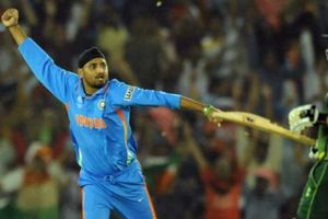 పాక్‌తో భారత్‌ను పోల్చవద్దు: హర్భజన్