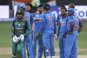 పాక్‌పై భారత్ అలవోక విజయం: ట్విట్టర్‌లో ఎవరేమన్నారు