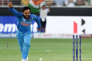 ధోని ఇచ్చిన ఆ బంతి నా కెరీర్‌నే మార్చివేసింది: కేదార్ జాదవ్