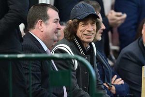 ఆసక్తికర ప్రకటన: 'ఐదో టెస్టులో సెంచరీ చేస్తే 20వేల పౌండ్లు ఇస్తా'