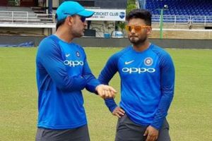 ప్రపంచ కప్‌లో పంత్ కాదు.. ధోనీయే ఆడాలి: సెహ్వాగ్