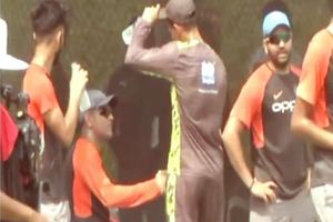 ఆసియా కప్: ధోనితో షోయబ్ మాలిక్ కరచాలనం (వీడియో వైరల్)