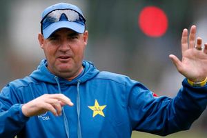 ఒత్తిడి వల్లే: భారత్ చేతిలో పాక్ ఓటమికి కారణం చెప్పిన కోచ్