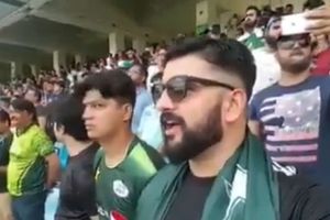 వీడియో వైరల్: భారత జాతీయ గీతాన్ని ఆలపించిన పాక్‌ ఫ్యాన్స్‌