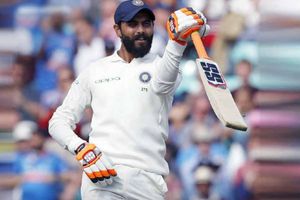 86 నాటౌట్: బ్యాట్‌ను కత్తిలా తిప్పిన జడేజా, ప్రశంసల వర్షం