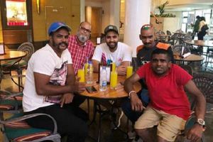 ఆసియాకప్ ఫైనల్: సూపర్ ఫ్యాన్స్‌ని కలిసిన రోహిత్, ధోని (ఫోటోలు)