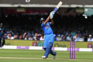 రికార్డు: అత్యంత వేగంగా 300 సిక్సులు బాదిన రెండో ఆటగాడిగా రోహిత్