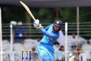 హాఫ్ సెంచరీతో చెలరేగిన స్మృతి మంధాన: తొలి వన్డేలో భారత్ విజయం