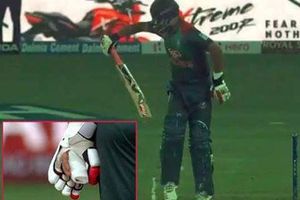 ఒంటి చేత్తో బ్యాటింగ్ చేసి.. జట్టుకు అద్భుత విజయాన్నందించి..