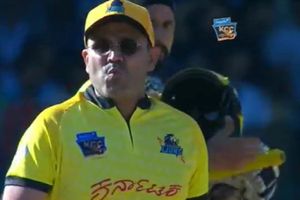 భద్రతా సిబ్బందిని దాటి సెహ్వాగ్ పాదాలను తాకిన వీరాభిమాని