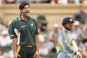 సచిన్.. ఇంటి దగ్గర అమ్మకి చెప్పే వచ్చావా: వసీం అక్రం