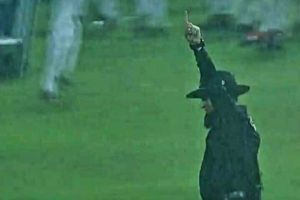 క్రికెట్ పట్ల అంపైర్ అలీందార్ నిబద్ధత: వీడియో వైరల్, ప్రశంసల వర్షం