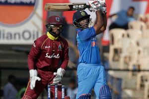 రాయుడు సెంచరీ: ధోని అభినందన, నిలబడి చప్పట్లు కొట్టిన కోహ్లీ (వీడియో)