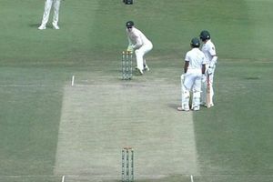 బౌండరీ అని భావిస్తే విచిత్రంగా ఔట్ అయ్యారు..!!