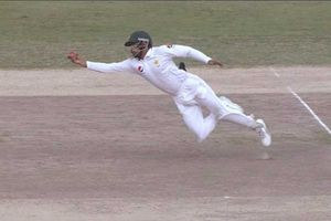 ఖాజా రికార్డు: బాబర్ ఆజాం స్టన్నింగ్ క్యాచ్‌కు నెటిజన్ల ఫిదా (వీడియో)