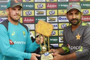 బిస్కట్ ట్రోఫీని ఆవిష్కరించిన పాక్.. ఆస్ట్రేలియా కెప్టెన్లు