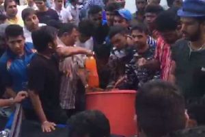 4వ వన్డేలో ఊహించని ఘటన: కూల్ డ్రింక్స్ దోచుకున్న అభిమానులు