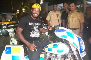 ముంబై పోలీసు బైక్ ఎక్కి ఫోజులిస్తున్న క్రిస్ గేల్