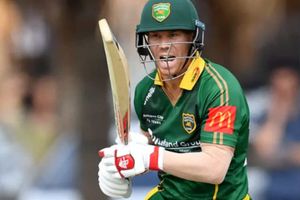 స్లెడ్జింగ్ ఎఫెక్ట్: అలిగి మ్యాచ్‌ మధ్యలోనే వెళ్లిపోయిన డేవిడ్ వార్నర్