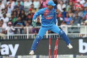 కుర్రాళ్లు.. జాగ్రత్త: ధోనీ స్టైల్ ప్రమాదకరం!!