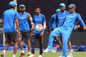 రికార్డు బద్దలు కొట్టేందుకు సిద్ధమవుతోన్న ధోనీ.. కోహ్లీ.. రోహిత్‌లు