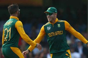 టాస్ కలిసి రావట్లేదని కెప్టెన్ కాయిన్‌ను..