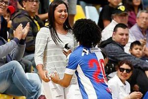 పుట్‌బాల్ మ్యాచ్‌లో లవ్ ప్రపోజల్: ఫ్యాన్స్ ఆశ్చర్యం, వీడియో వైరల్