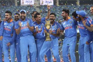 ఖలీల్ చేతికి ట్రోఫీ: ధోనిపై సోషల్ మీడియాలో ప్రశంసల వర్షం