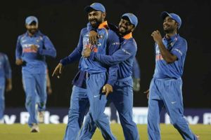 కోహ్లీ నవ్వాడు, స్లిప్‌లో సూపర్ మ్యాన్‌లా రోహిత్ మూడు క్యాచ్‌‌లు (వీడియో)