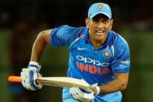 'ధోనీ కీపర్‌గా పర్లేదు.. బ్యాట్స్‌మన్‌గా లాభం లేదు'