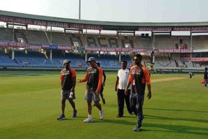 కింగ్ ఈజ్ బ్యాక్: విశాఖ పిచ్‌ని పరిశీలించిన ధోని (ఫోటోలు)