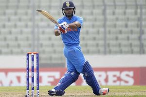 'ధోనీనే పంత్ డ్రాప్ అవమని బలవంతపెట్టాడా?'