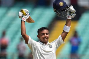 అరంగేట్ర టెస్టులో సెంచరీ: ట్వీట్టర్‌లో పృథ్వీషా రికార్డుల మోత (ట్వీట్లు)