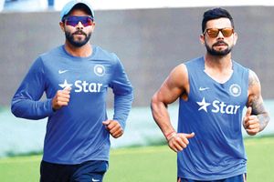 ఫీల్డింగ్‌లో కోహ్లీ-జడేజాల మధ్య రేసు గెలిచిందెవరు?(వీడియో)