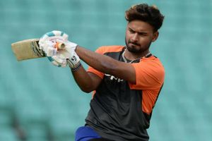 రెండో వన్డేలో గాయం.. పంత్‌కు తుది జట్టులో వేటుతప్పదా?