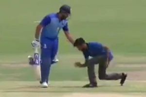 క్రికెటర్లకు వింత అనుభవం: రోహిత్ శర్మకు ముద్దు ఇవ్వబోయిన అభిమాని (వీడియో)