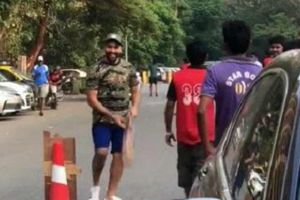 నాలుగో వన్డేకు ముందు గల్లీ క్రికెట్‌ ఆడిన రోహిత్ శర్మ(వీడియో)