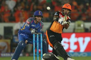 ఐపీఎల్: సన్‌రైజర్స్‌ను వీడి ముంబైకి చేరిన ధావన్