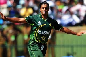 డాన్ ఆఫ్ క్రికెట్‌గా షోయబ్: సచిన్ బాదిన సిక్స్‌ని మరిచిపోయావా? అంటూ ట్రోల్